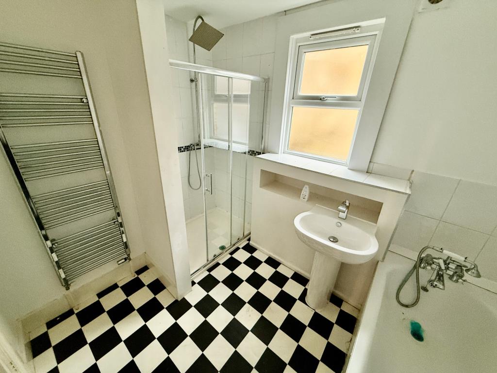 Lot: 167 - END-TERRACE IN TOWN CENTRE WITH POTENTIAL FOR PARKING - Bathroom with shower